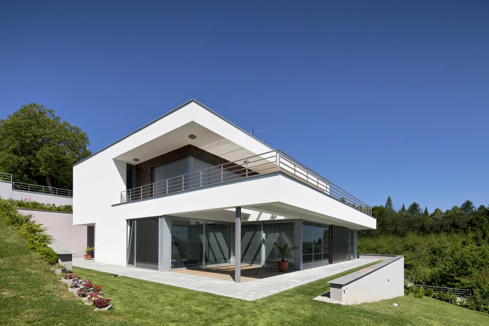 Modernes Wohnhaus mit großflächiger Verglasung und Sicherheitswintergarten